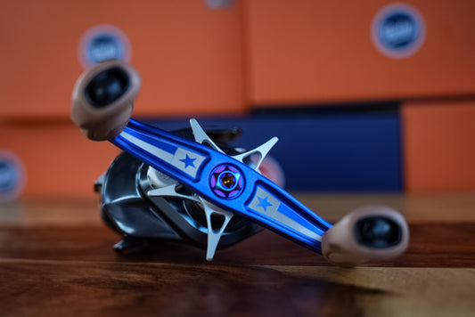 Bates ⚔️ Truchador SaltyHundo Baitcaster Reel - Lone Star- Right