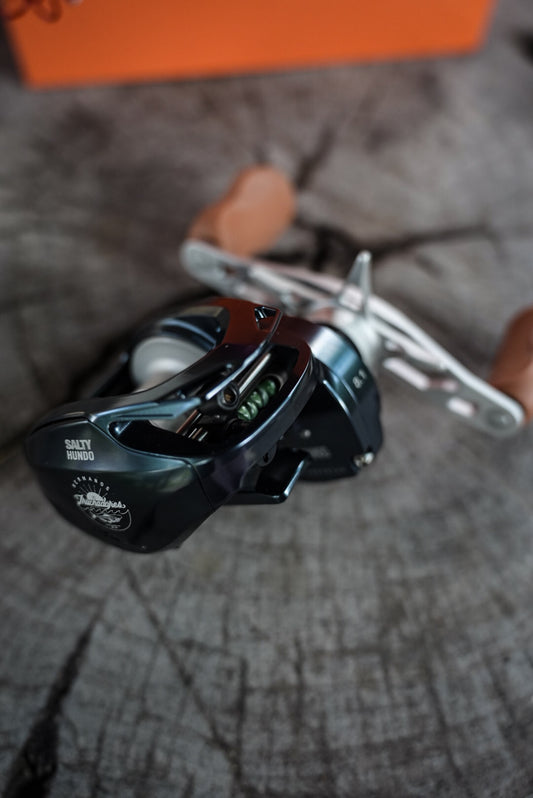 Bates ⚔️ Truchador SaltyHundo Baitcaster Reel - Left