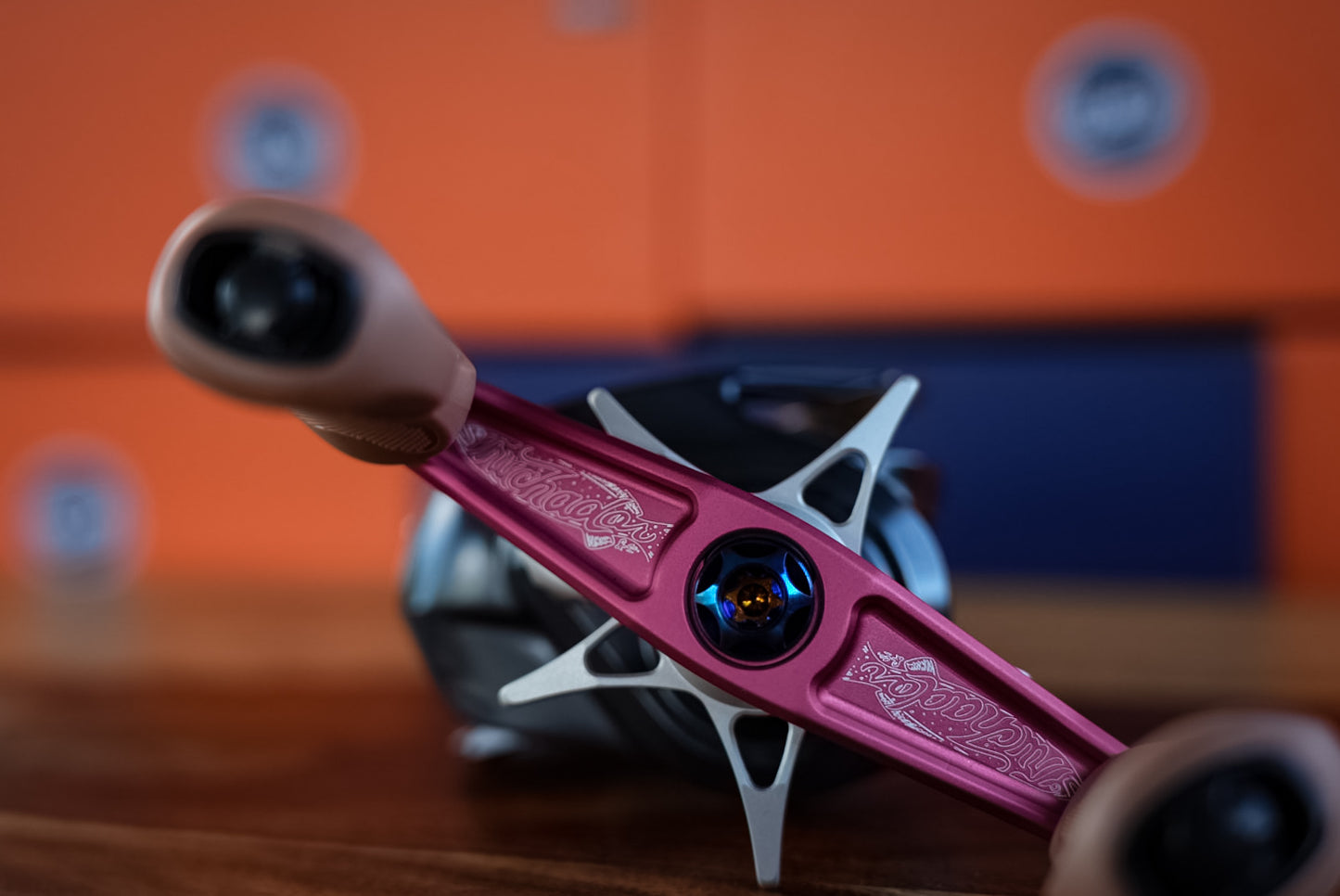 Bates ⚔️ Truchador SaltyHundo Baitcaster Reel - Rose Gold - Right