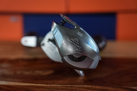 Bates ⚔️ Truchador SaltyHundo Baitcaster Reel - Chrome- Right