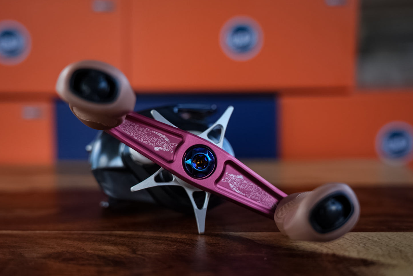 Bates ⚔️ Truchador SaltyHundo Baitcaster Reel - Rose Gold - Right