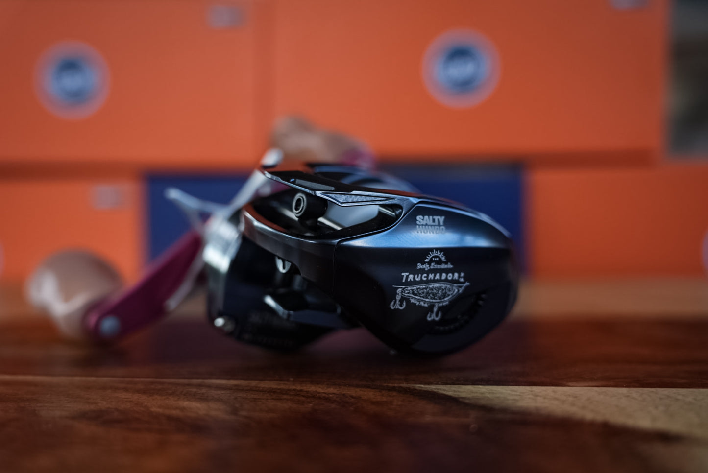 Bates ⚔️ Truchador SaltyHundo Baitcaster Reel - Rose Gold - Right