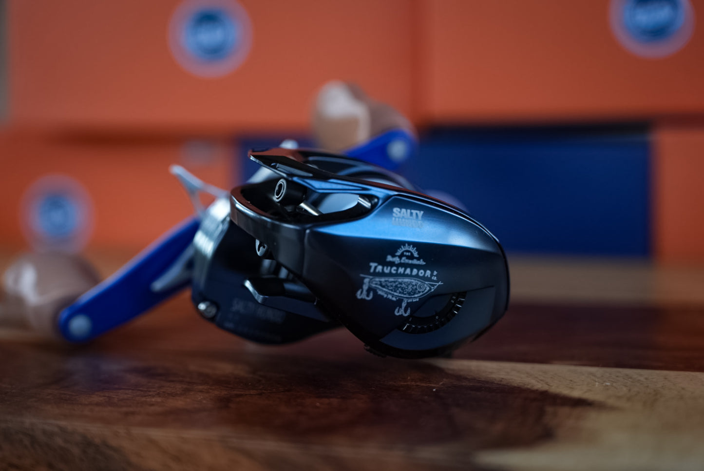 Bates ⚔️ Truchador SaltyHundo Baitcaster Reel - Lone Star- Right